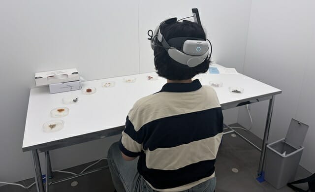VR 기계를 착용하고 향료를 맡을 때 느끼는 뇌파와 사랑하는 대상을 볼 때 느끼는 뇌파를 측정하고 있다. (사진=지디넷코리아)