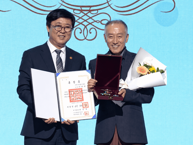 '공포의 외인구단' 이현세, 은관문화훈장 수훈